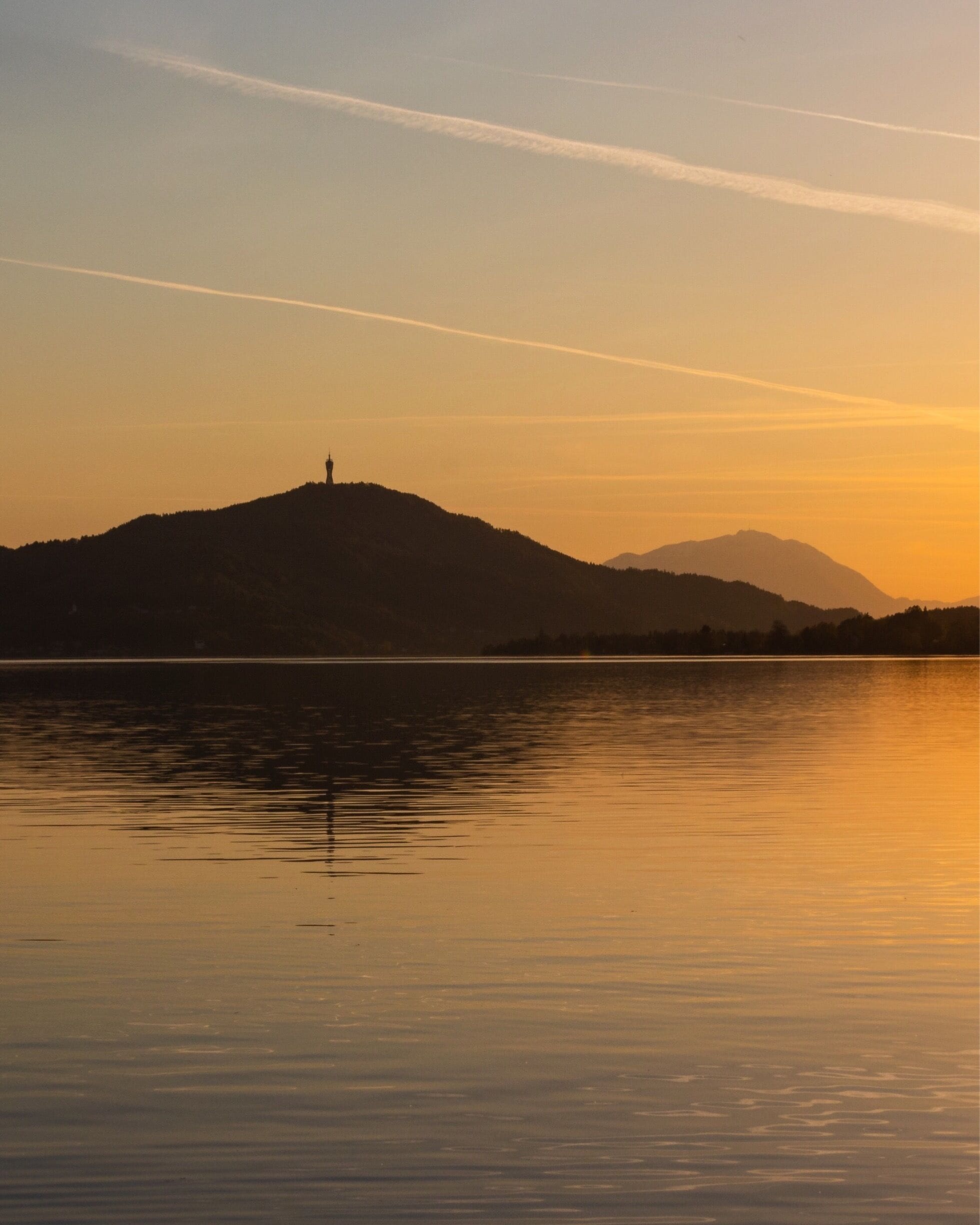 Sunset on the Wörthersee with the Pyramidenkogel and the Dobratsch in the background ! 🌄⛰