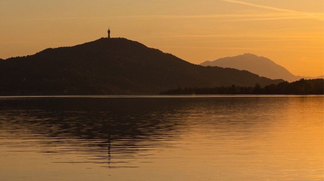Sunset on the Wörthersee with the Pyramidenkogel and the Dobratsch in the background ! 🌄⛰