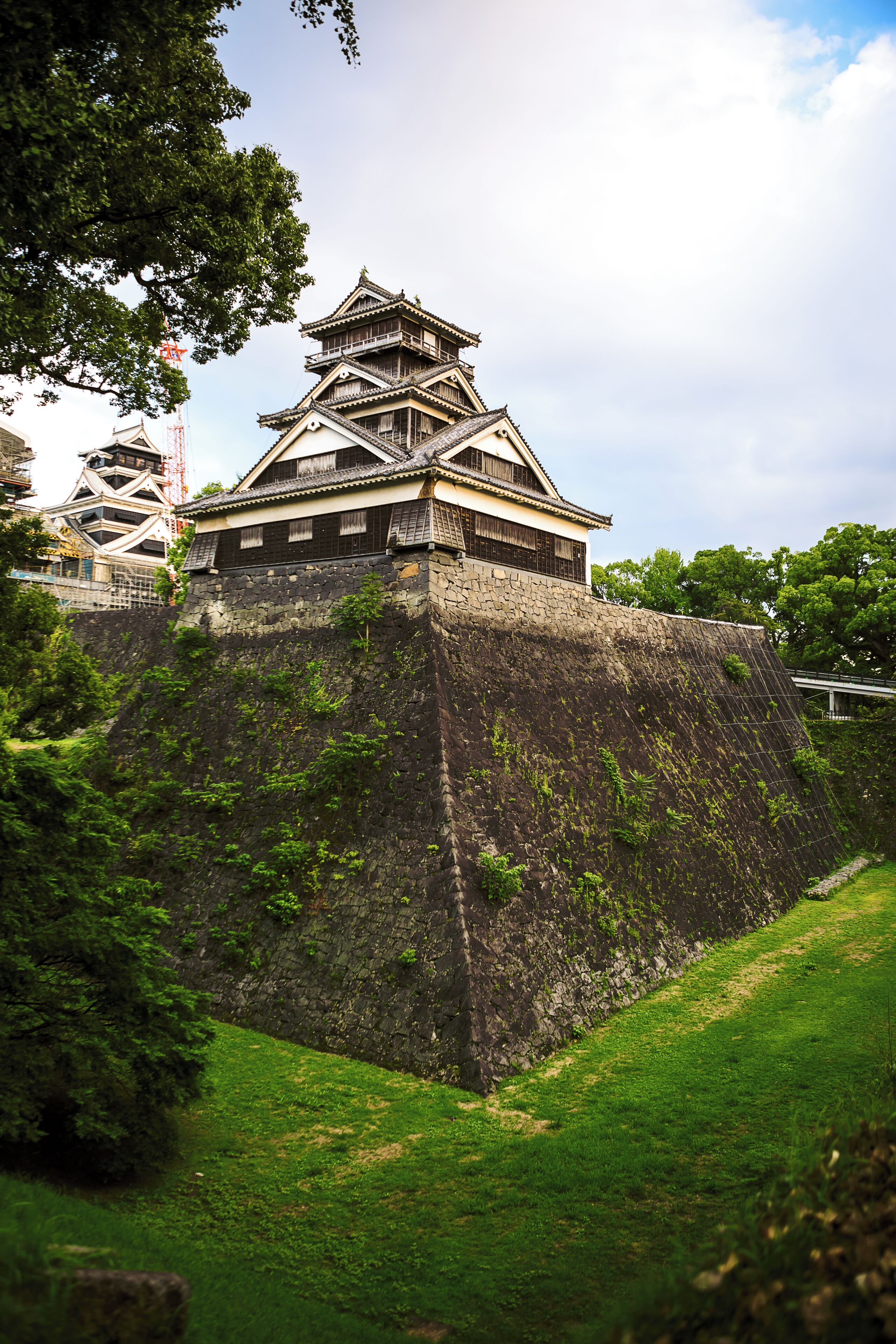 On 14 April 2016, a massive earthquake (magnitude 6.2) struck Kumamoto prefecture and damaged numerous structures of the Kumamoto Castle complex including the main castle. Routes and pathways were still open and available for visitors. During our visit, efforts for reconstruction of Kumamoto castle were under way as can be seen in the background of this photo. The Uto Yagura turret (foreground), on the other hand, survived the quake and remains intact.