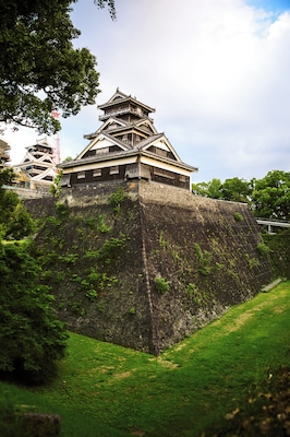 On 14 April 2016, a massive earthquake (magnitude 6.2) struck Kumamoto prefecture and damaged numerous structures of the Kumamoto Castle complex including the main castle. Routes and pathways were still open and available for visitors. During our visit, efforts for reconstruction of Kumamoto castle were under way as can be seen in the background of this photo. The Uto Yagura turret (foreground), on the other hand, survived the quake and remains intact.