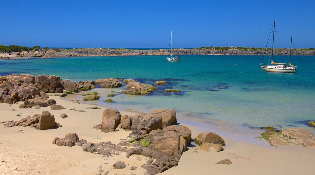 King Island showing boating, a bay or harbor and a sandy beach