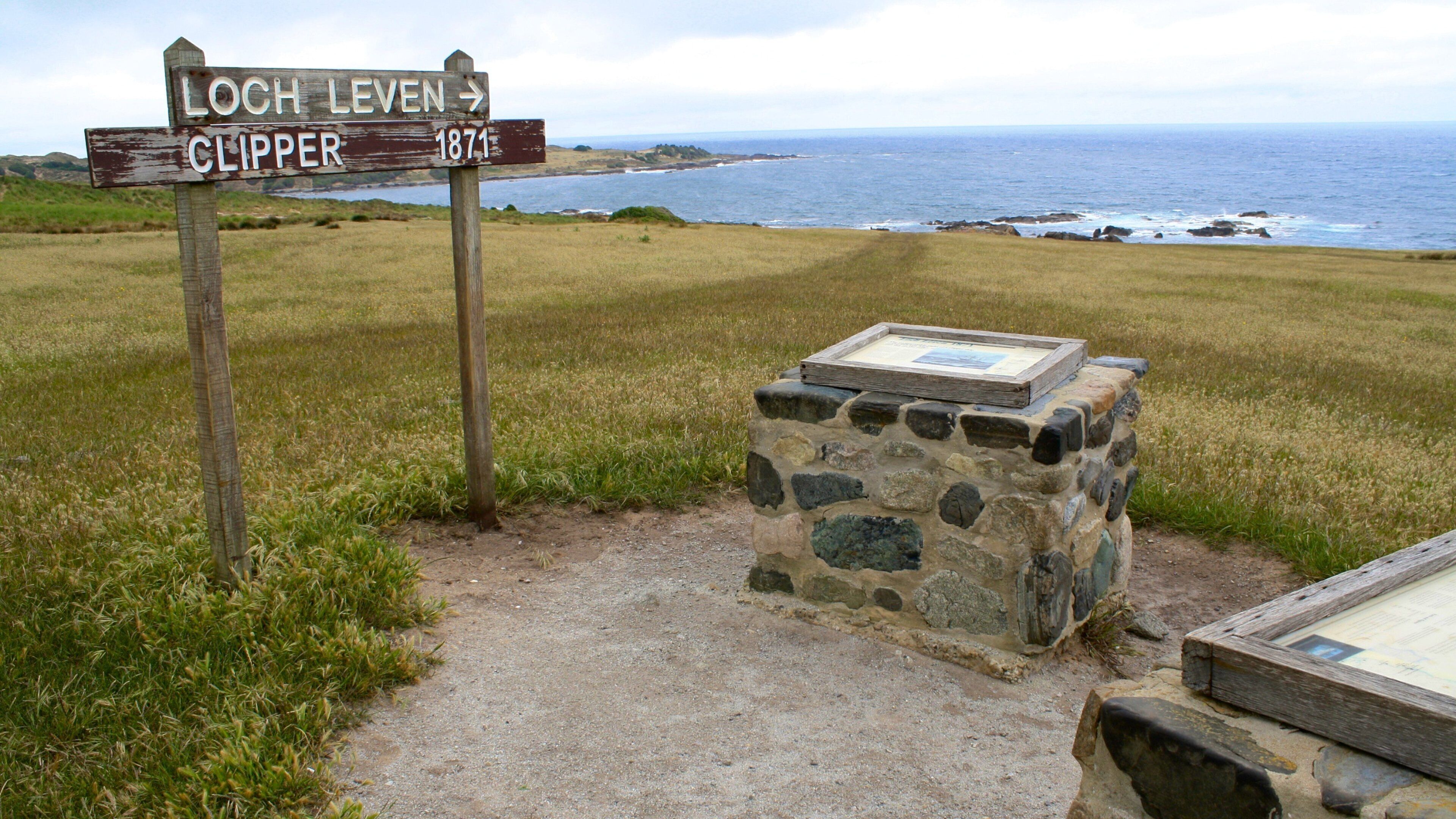 King Island showing a bay or harbor, general coastal views and signage