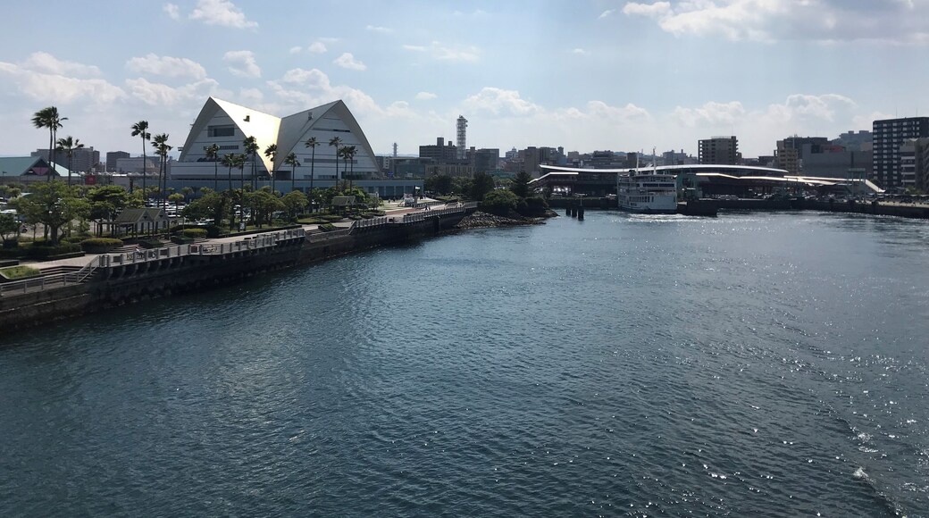 桜島丸より望むかごしま水族館と鹿児島港桜島フェリーターミナル