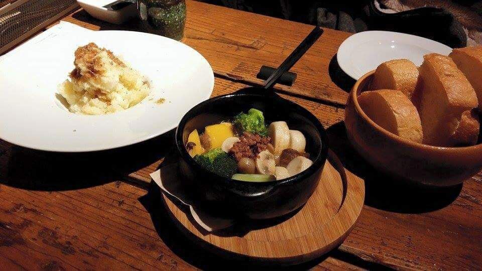 I was first catched by outside  appearance of the resturant。it has very vintage decor from outside to inside。Special dish in tapas style。Taste good, want to go back!

