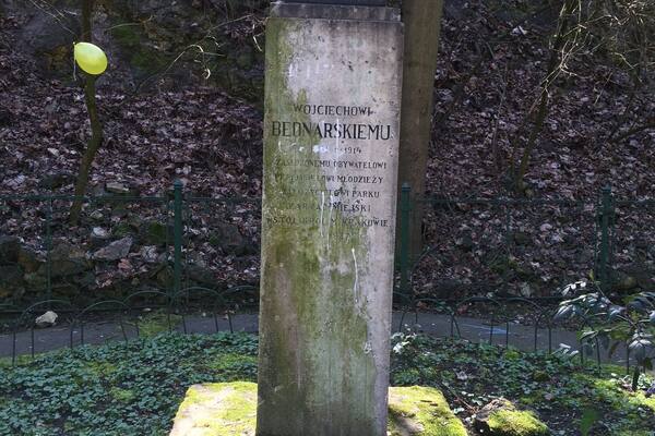 Popiersie Wojciecha Bednarskiego w parku nazwanym jego nazwiskiem. Kraków Podgórze.