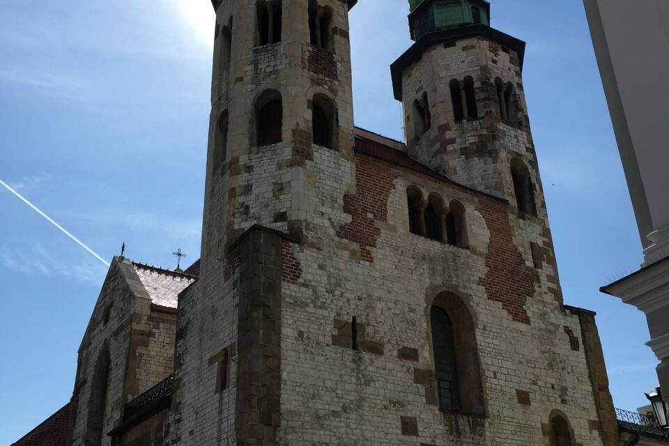 Una església històrica amb dues torres de vèrnia i façana de maó.