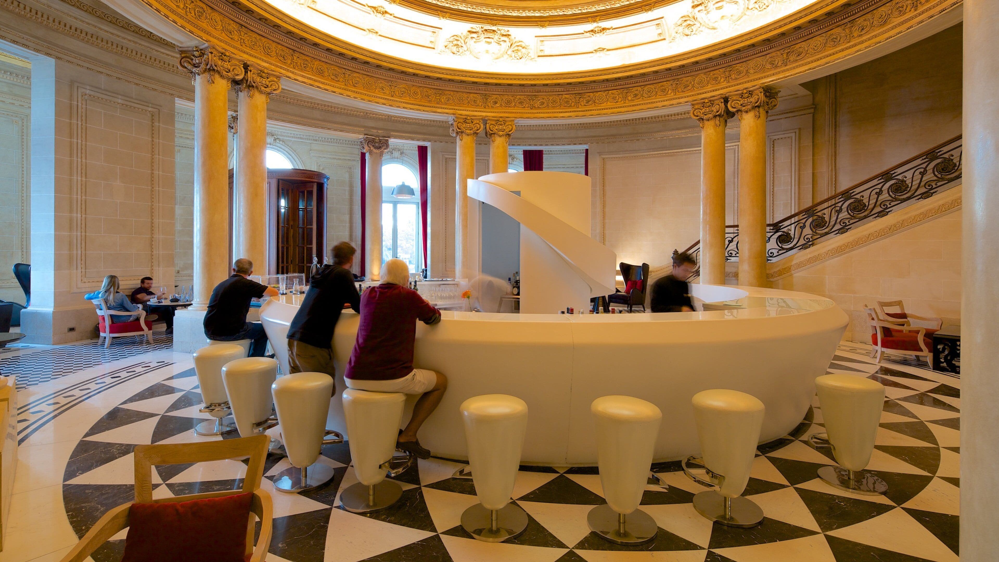 Uruguay que incluye un hotel, vistas interiores y un bar