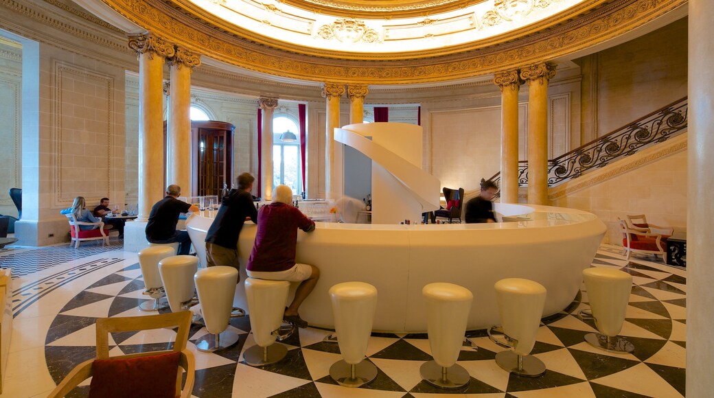 Uruguay que incluye un hotel, vistas interiores y un bar