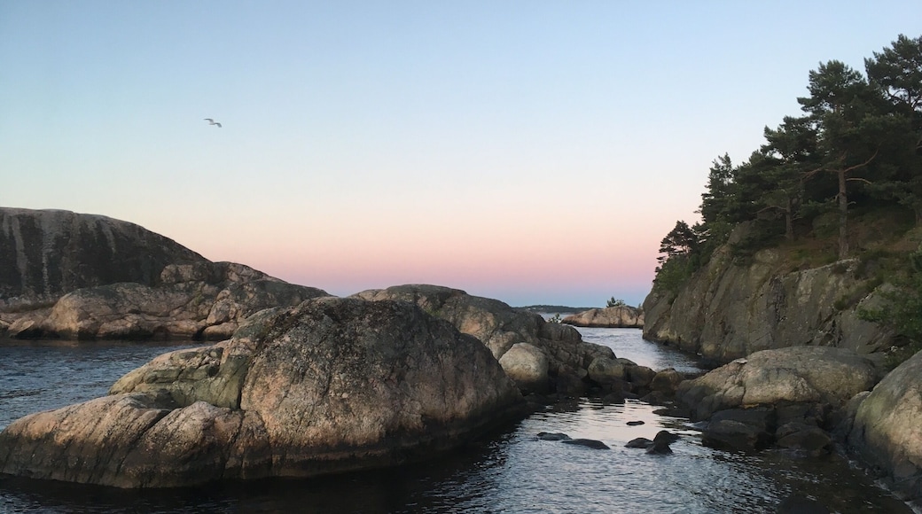 Mini sunset over the rocks