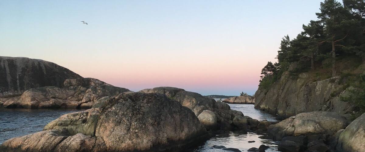 Mini sunset over the rocks