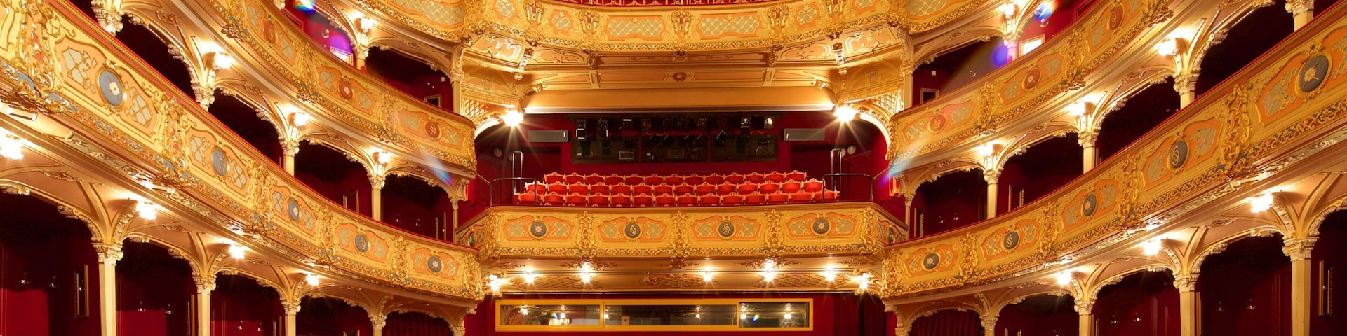 Eslovaquia mostrando vista interna, elementos patrimoniales y escenas de teatro