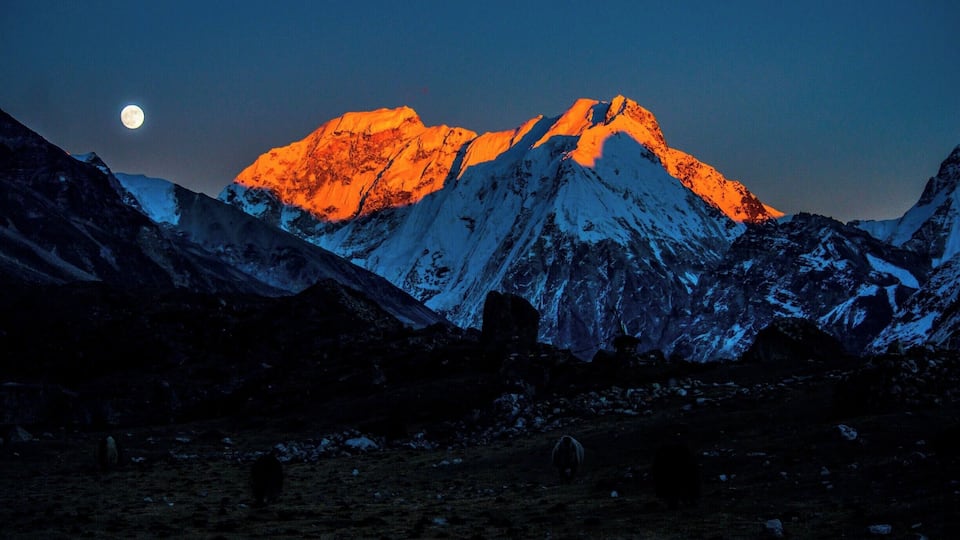 7 nights 8 days Gosaikunda Helambu Trekking at USD 450 for budget trekkers staying on tea house lodges. We have been running Gosaikunda Helambu Trek 8 days fixed departure group trek to Helambu Gosaikunda joining on a group our fixed departure 2017, 2018.
http://www.missionecotrek.com/gosaikunda-helambu-trek-8-days.html