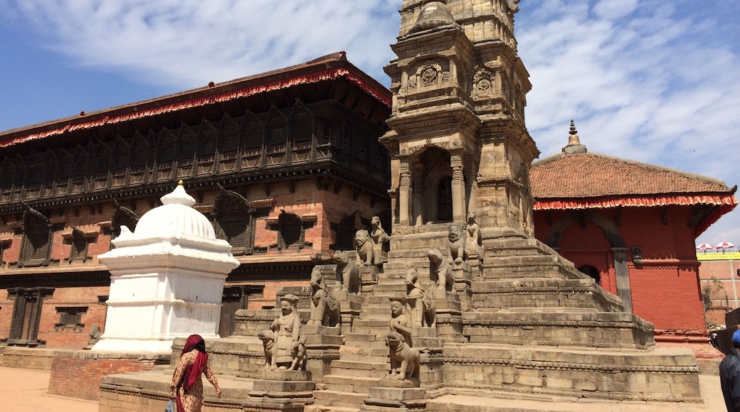 Bhaktapur Durbar Square is the plaza in front of the royal palace of the old Bhaktapur Kingdom, 1400m above sea level. It is one of three Durbar Squares in the Kathmandu Valley in Nepal, all of which are UNESCO World Heritage Sites.