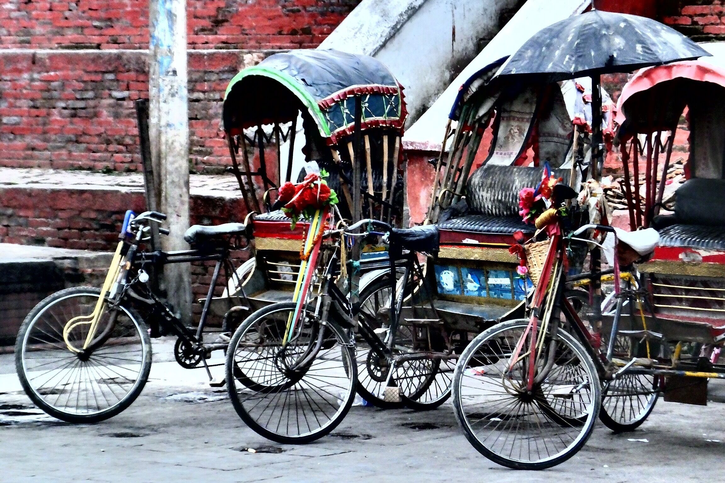 Cheap way of getting across town! Just please wear a mask! Kathmandu is one of the most polluted cities in the world. What it can lead to, on my blog: www.alifefullofserendipity.com

#alifefullofserendipity #serendipitytess #nepal #asia #rtw #worldtrip #travelphotography #bicycle #rickshaw