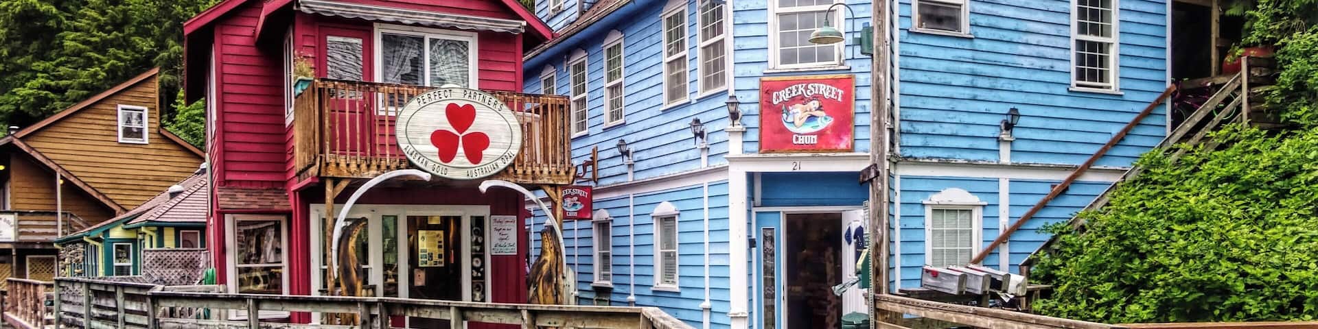 #CreekStreet #Ketchikan #Alaska
Creek Street is a historic area of Ketchikan. The street is actually a boardwalk mounted on a set of stakes that support the dwellings built on the water. Formerly it was the district of the red light of Ketchikan. The brothels were banned and closed in 1954. Now the street is a place with shops, galleries, totems and the museum of the House of Dolly. Creek Street was listed on the National Register of Historic Places in 2014.
A Creek Street é uma área histórica de Ketchikan. A rua é na verdade um calçadão montado sobre um conjunto de estacas que sustentam as habitações construídas sobre a água .Antigamente era o distrito da luz vermelha de Ketchikan. Os bordeis foram proibidos e fechados em 1954. A partir daí a rua se transformou em um local com lojas, galerias, totens e o museu da Casa da Dolly. A Creek Street foi listada no Registro Nacional de Lugares Históricos em 2014.