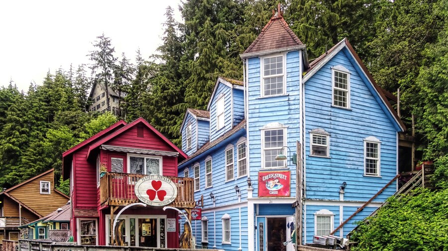 #CreekStreet #Ketchikan #Alaska
Creek Street is a historic area of Ketchikan. The street is actually a boardwalk mounted on a set of stakes that support the dwellings built on the water. Formerly it was the district of the red light of Ketchikan. The brothels were banned and closed in 1954. Now the street is a place with shops, galleries, totems and the museum of the House of Dolly. Creek Street was listed on the National Register of Historic Places in 2014.
A Creek Street é uma área histórica de Ketchikan. A rua é na verdade um calçadão montado sobre um conjunto de estacas que sustentam as habitações construídas sobre a água .Antigamente era o distrito da luz vermelha de Ketchikan. Os bordeis foram proibidos e fechados em 1954. A partir daí a rua se transformou em um local com lojas, galerias, totens e o museu da Casa da Dolly. A Creek Street foi listada no Registro Nacional de Lugares Históricos em 2014.