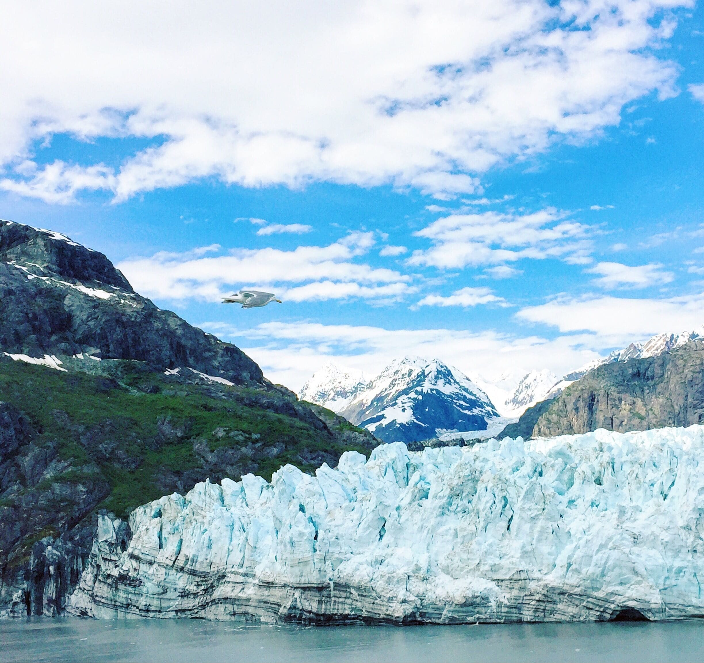Un glacier avec une montagne en arrière-plan.