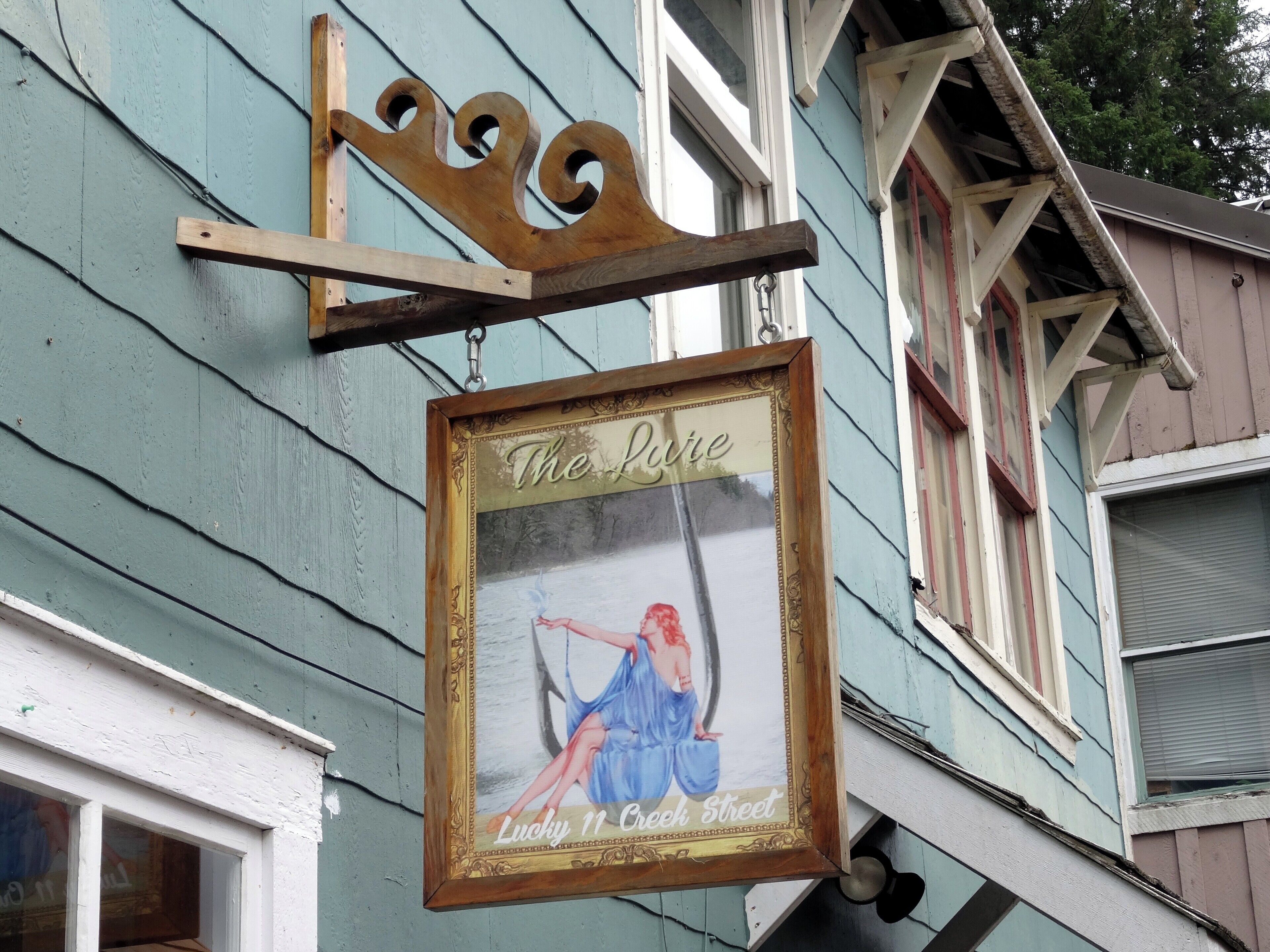 #CreekStreet #Ketchikan #Alaska

Creek Street is a historic area of Ketchikan. The street is actually a boardwalk mounted on a set of stakes that support the dwellings built on the water. Formerly it was the district of the red light of Ketchikan. The brothels were banned and closed in 1954. Now the street is a place with shops, galleries, totems and the museum of the House of Dolly. Creek Street was listed on the National Register of Historic Places in 2014.

A Creek Street é uma área histórica de Ketchikan. A rua é na verdade um calçadão montado sobre um conjunto de estacas que sustentam as habitações construídas sobre a água .Antigamente era o distrito da luz vermelha de Ketchikan. Os bordeis foram proibidos e fechados em 1954. A partir daí a rua se transformou em um local com lojas, galerias, totens e o museu da Casa da Dolly. A Creek Street foi listada no Registro Nacional de Lugares Históricos em 2014.