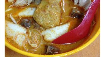 This place is well known for its curry noodle, complete with cockles and steamed white chicken. A must try if you are in Teluk Cempedak.