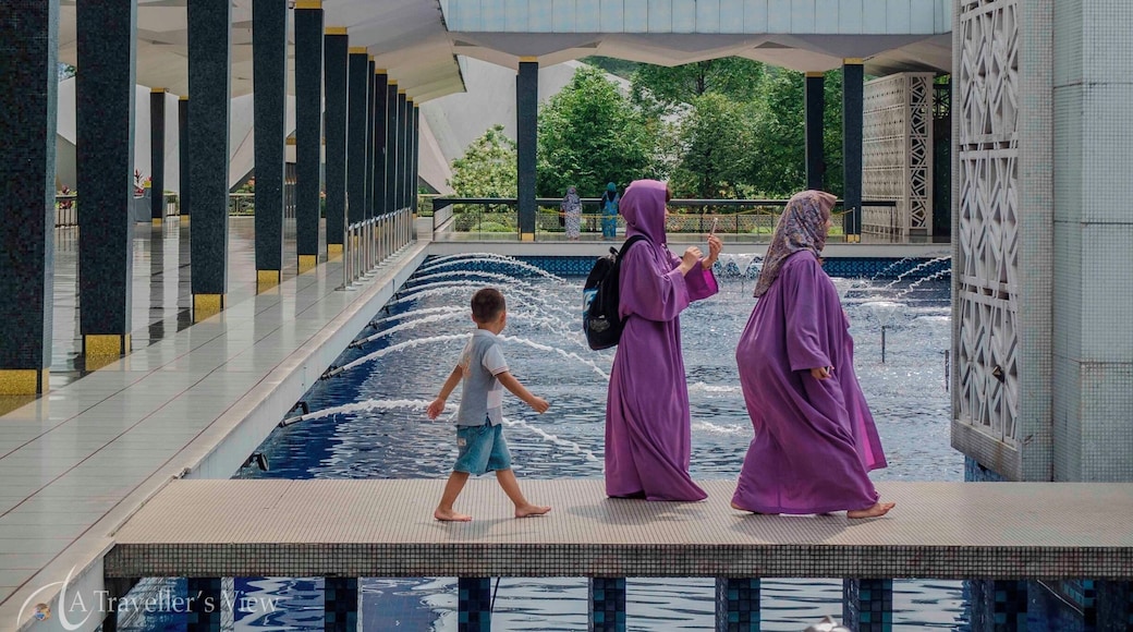 With many water features in and around the mosque, may visitors just wonder around, absorbing the space and calmness, created by these water features.
#Architecture