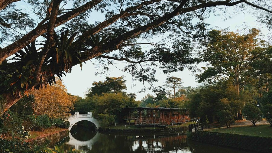 A nice place to jog, run, walk, cycle, do yoga and enjoy nature. There’s a mini herb garden, a rainbow tree, a small waterfall, and this amazing view of the lake with the Bamboo House. While most just see it as a park, I saw something dreamy & magical.
#kualalumpur #malaysia #parks #Perspectives