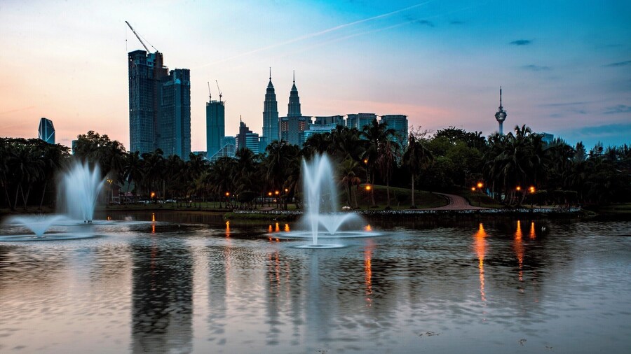 Sunrise in Kuala Lumpur. Did a lot of research and found this spot, great view of the Twin Towers.
#BvSWater