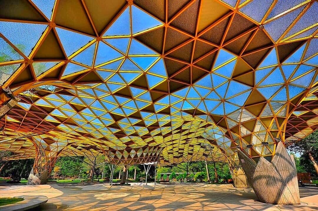 Futuristic golden colored canopy in Perdana Botanical Garden/Kuala Lumpur. It’s a nice place to have a break to avoid afternoon hot sun or when it suddenly rains in the garden #lifeatexpedia #garden #trovember #golden #architecture #malaysia #patterns