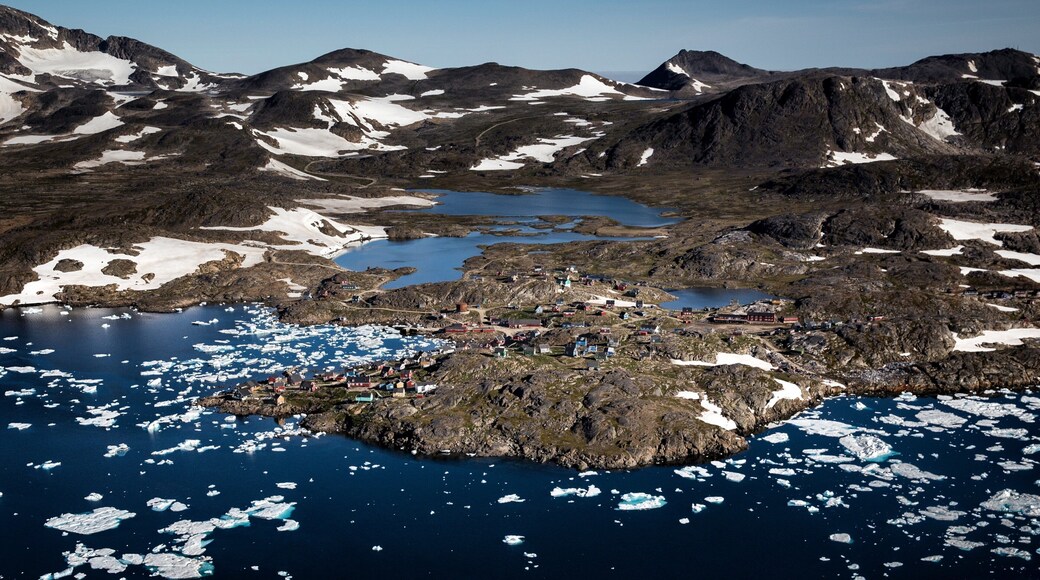 Kulusuk showing a lake or waterhole, landscape views and snow