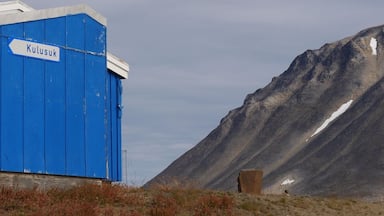 Un edificio azul con un letrero que dice