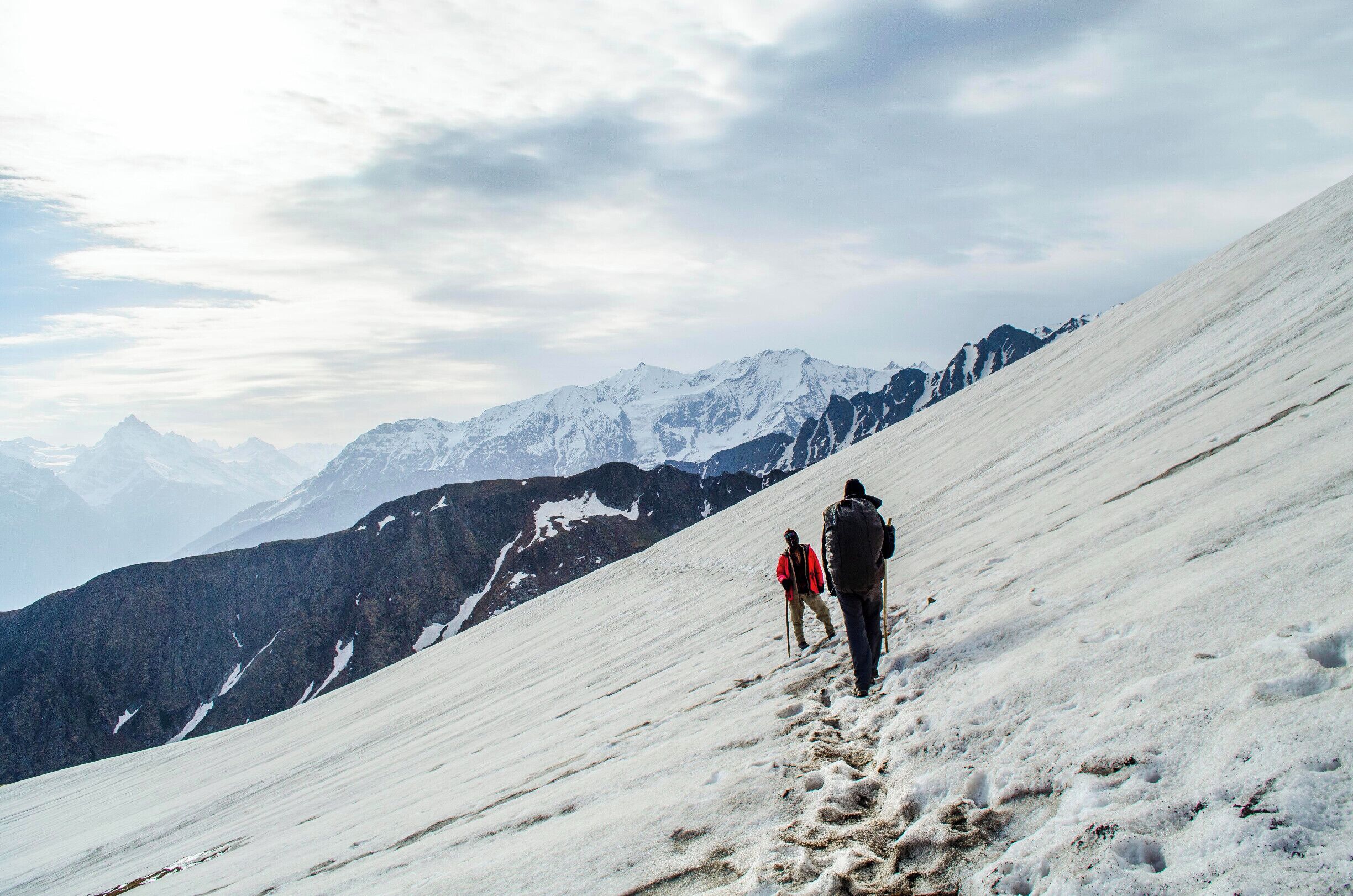 A shot along the Sar-pass trek.