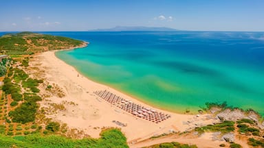Una playa con aguas turquesas cristalinas y una orilla arenosa.