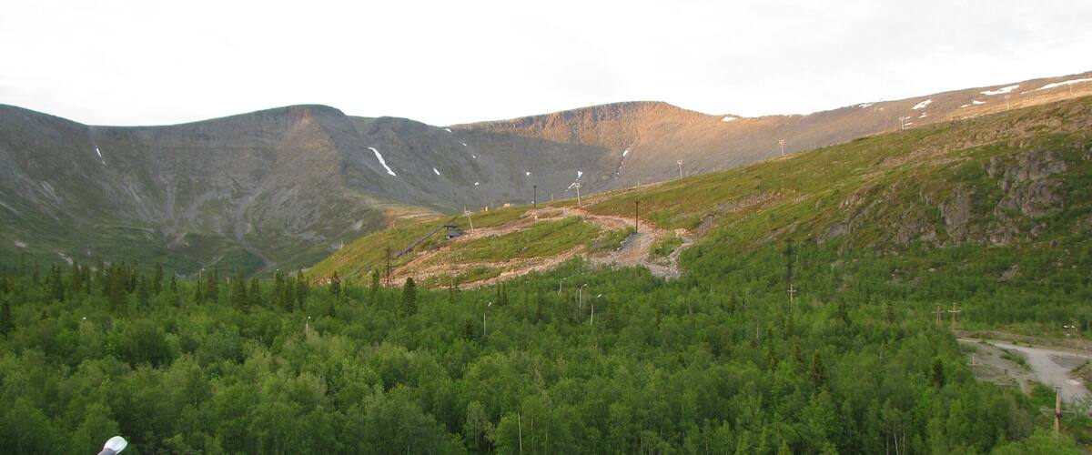 Kirovsk. Khibiny - the largest mountain range on the Kola Peninsula. The geological age is about 390 million years. . The highest point is Mount Yudychvumchorr (1200.6 m above sea level).