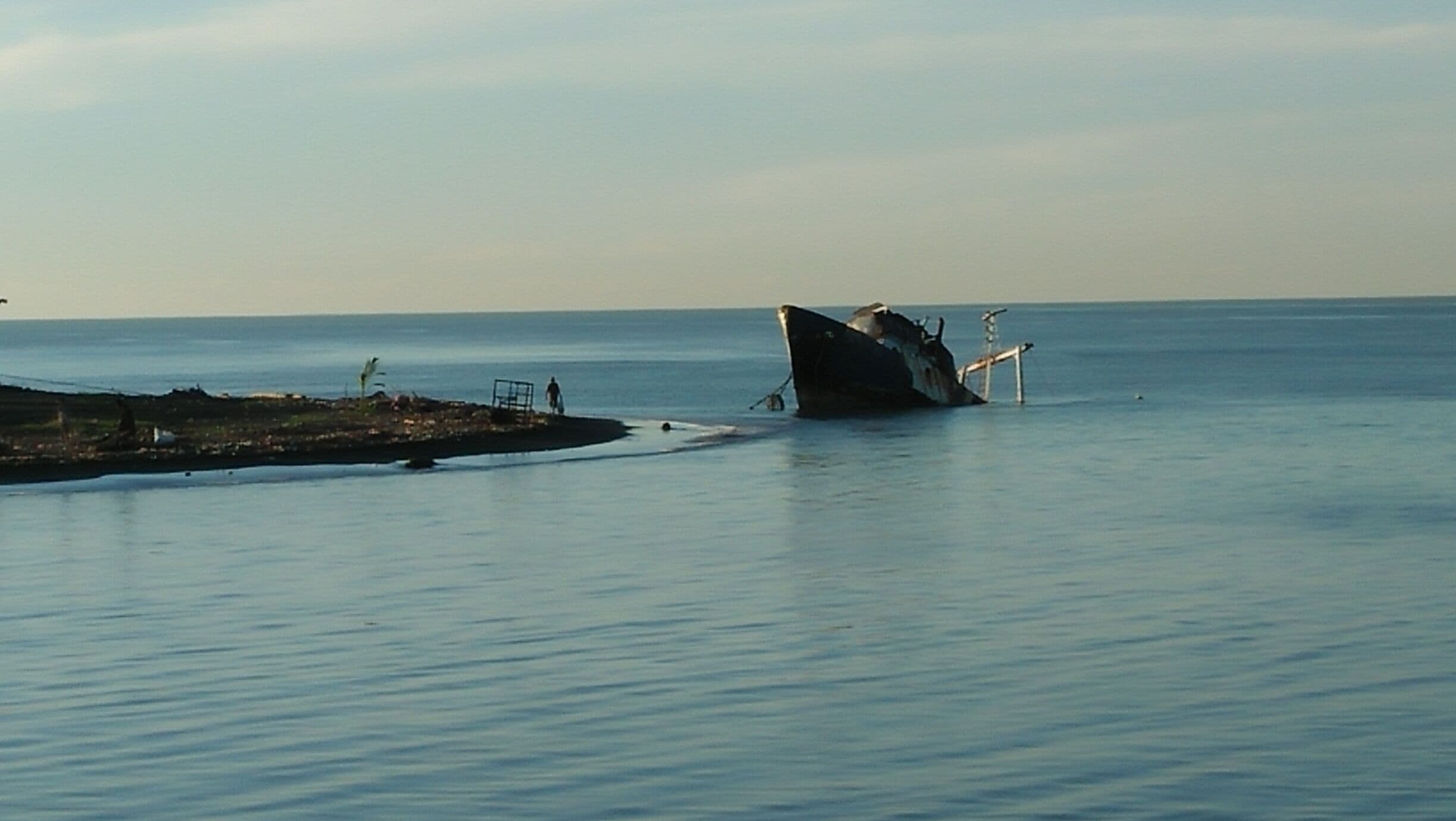 An abandoned/sunken ship just few meters from the Lae Yacht Club.

#myhomeawayfromhome
#travel
#papuanewguinea
