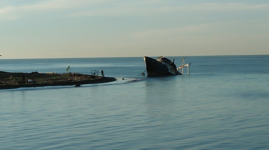 An abandoned/sunken ship just few meters from the Lae Yacht Club.
#myhomeawayfromhome
#travel
#papuanewguinea