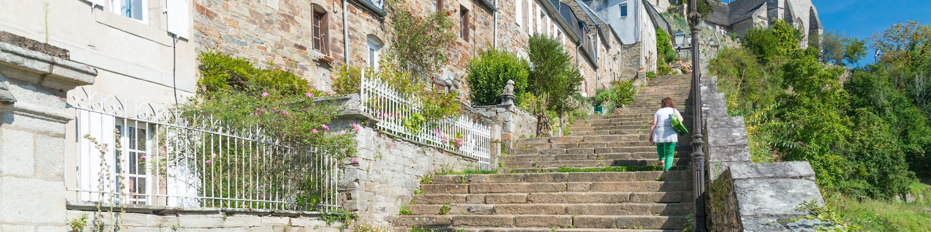 Häuser und Treppe an der Kirche Brevelenez, Lannion, Bretagne, Frankreich