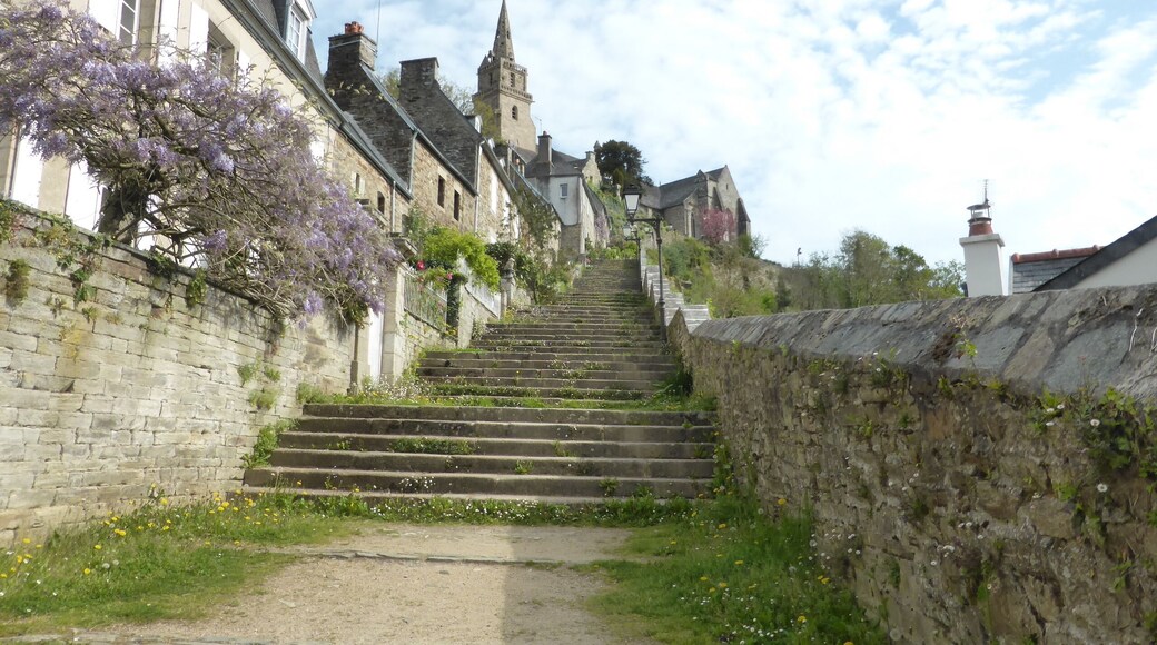 This building is indexed in the Base Mérimée, a database of architectural heritage maintained by the French Ministry of Culture, under the reference PA00089279 .