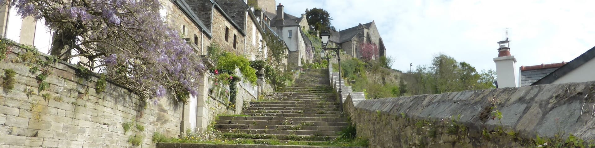 This building is indexed in the Base Mérimée, a database of architectural heritage maintained by the French Ministry of Culture, under the reference PA00089279 .