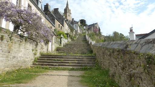 This building is indexed in the Base Mérimée, a database of architectural heritage maintained by the French Ministry of Culture, under the reference PA00089279 .