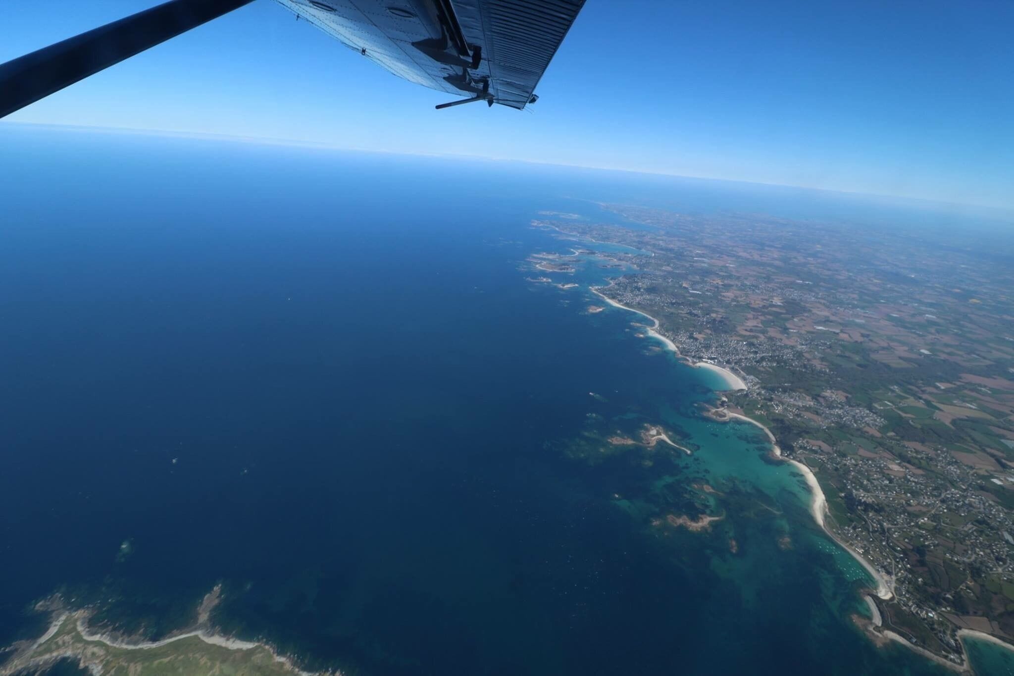 Cadre extraordinaire pour sauter ! La côte de granit rose 