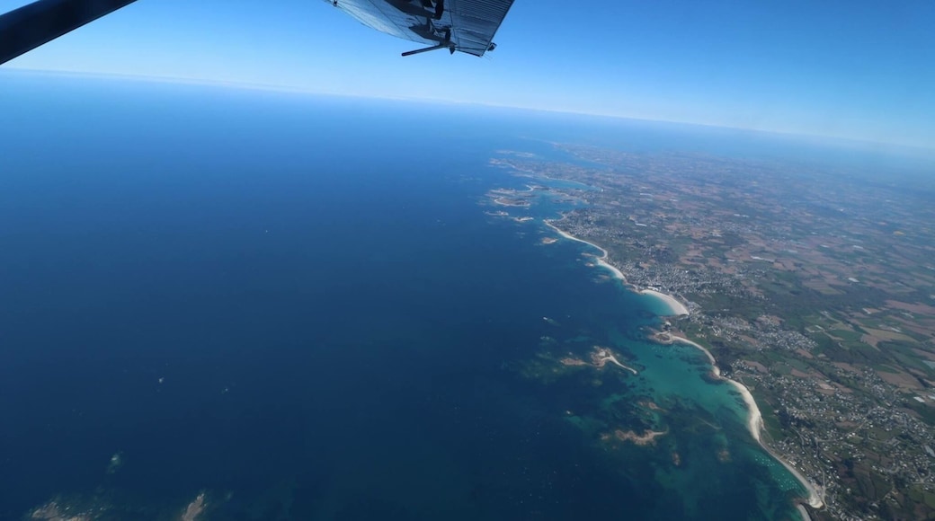 Cadre extraordinaire pour sauter ! La côte de granit rose