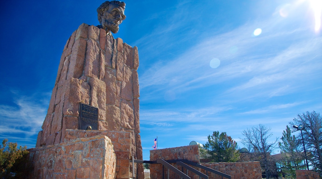 Laramie que incluye un monumento