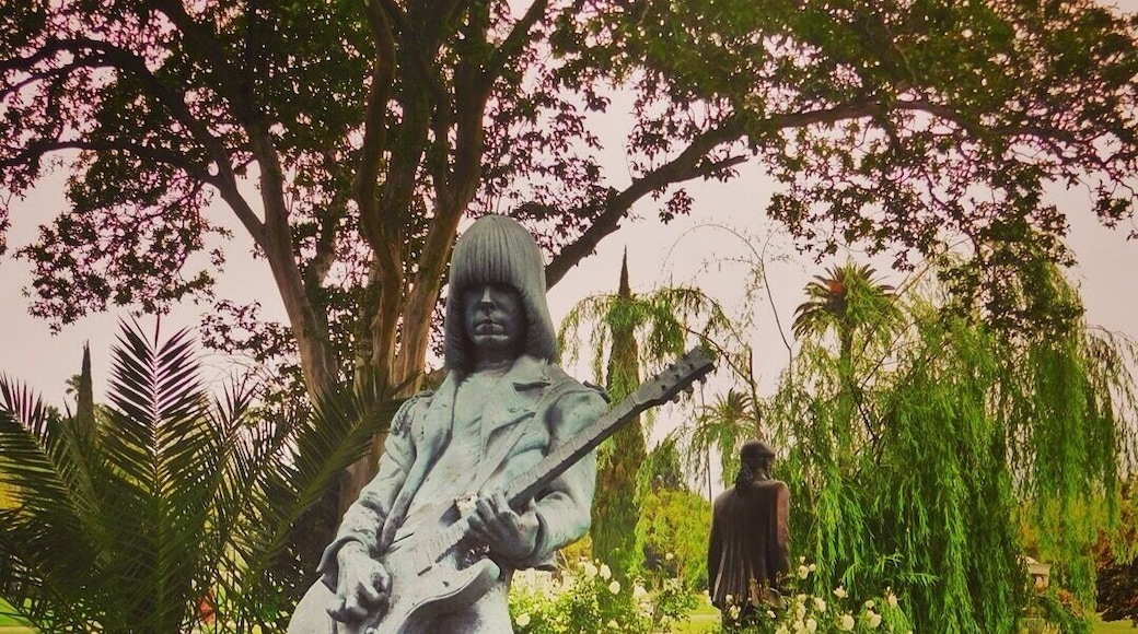 The best ones are here #Ramones
#HollywoodForever cemetery museum and park.
There is a lot more but this place is so big
3 hours and I did not finish ,they close at 6 PM
Staff people is amazing special security
a wonderful people .