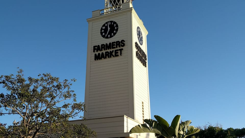 Um campanário com a inscrição 'Farmers Market'.