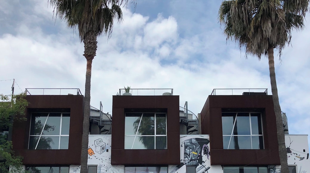 Just a sample of the interesting architecture you'll see walking along Abbot Kinney Blvd. In Venice Beach Ca. #lifeatexpedia