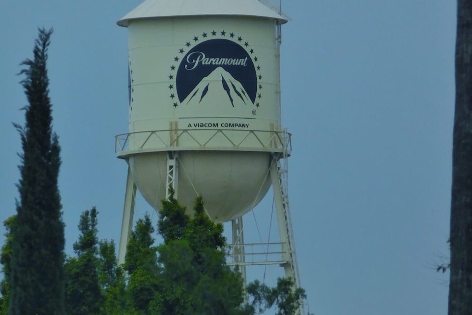 Un torre de agua con el logotipo de Paramount y la silueta de una montaña.