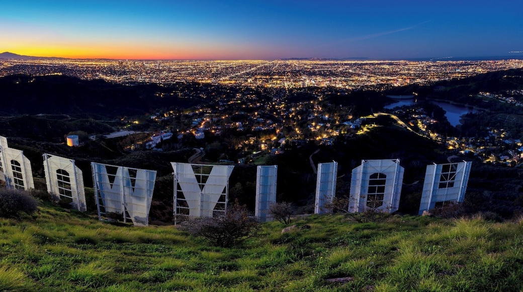 The DOOWYLLOH Sign!
The famous Hollywood sign overlooks the Los Angeles Basin before dawn.
#BvsCities
#urbanjungle
#TroveOn
#StunningStructures
#FindingtheUniverse