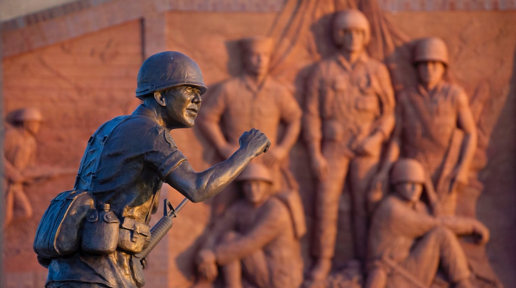 North Platte ofreciendo una estatua o escultura