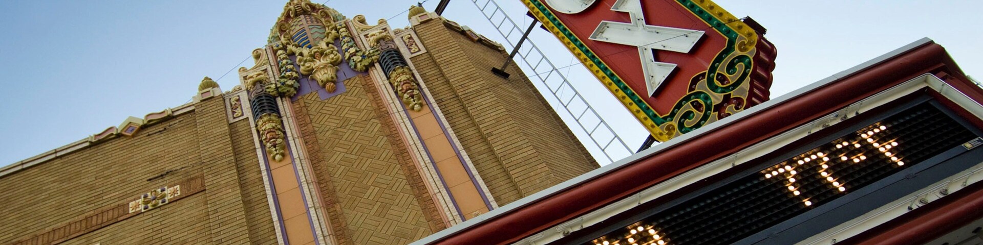Um edifício com um grande letreiro vermelho e amarelo que diz "FOX".