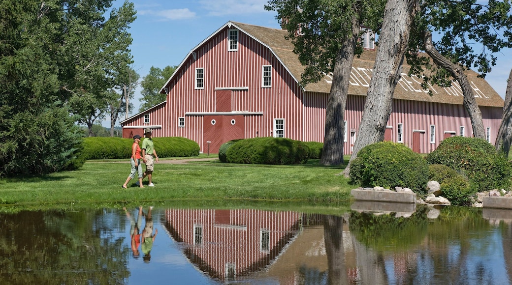 North Platte que incluye patrimonio de arquitectura y un estanque y también una pareja