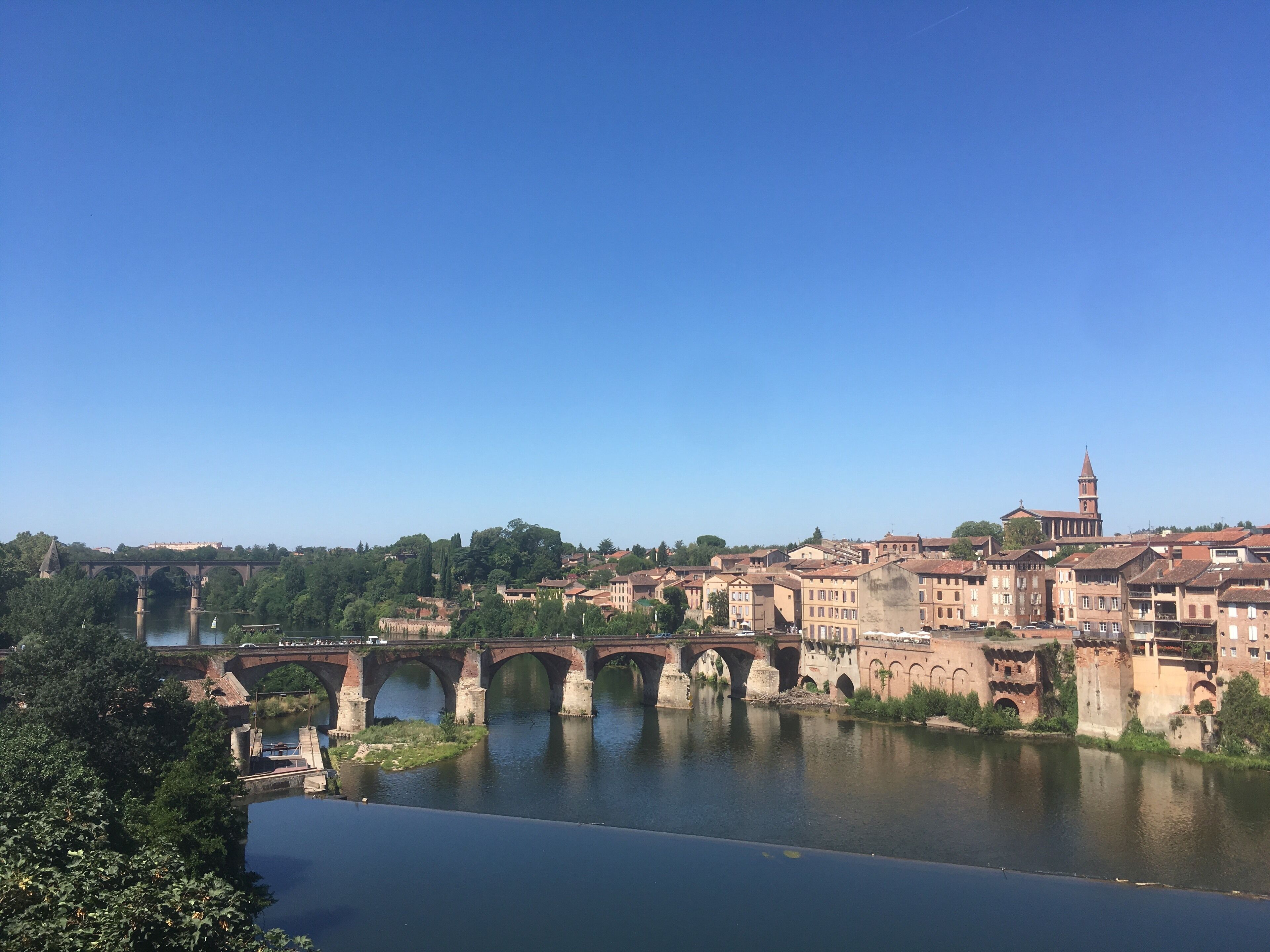 Nice spot of the old bridge and the city 
#france 
#aveyron